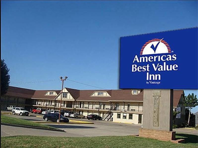 Executive Inn Edmond Bagian luar foto